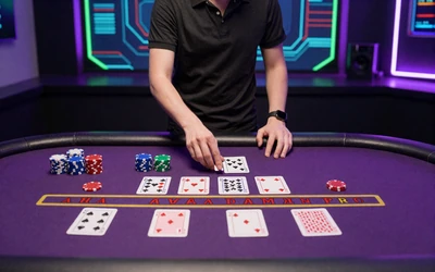 Live Blackjack Tisch mit violetter Spielfl&auml;che und Karten